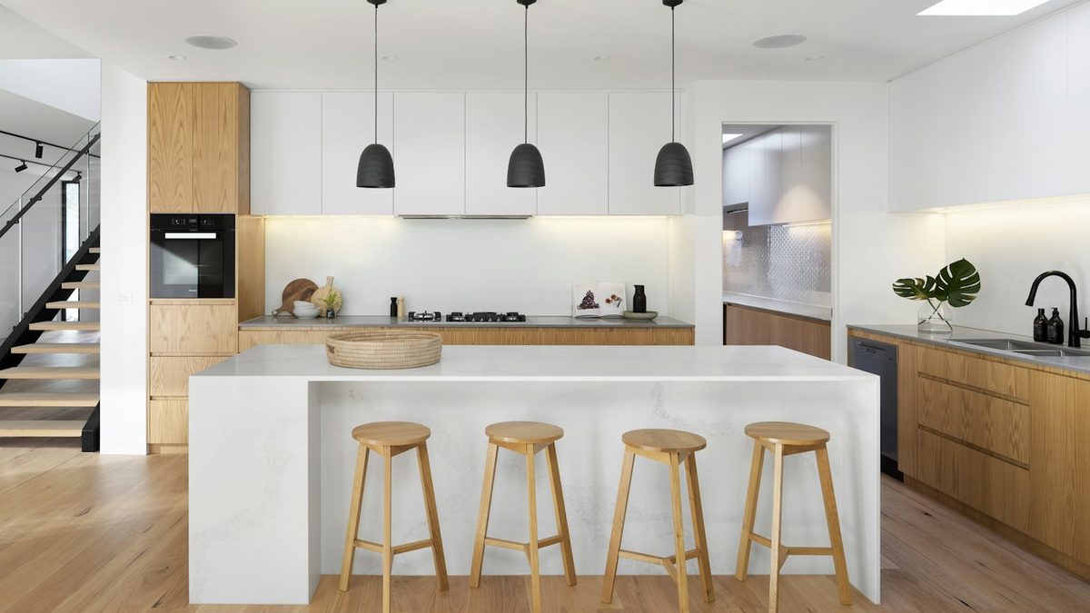 Keanggunan Interior Modern Classic: Profil Dinding & Aksen Mewah
