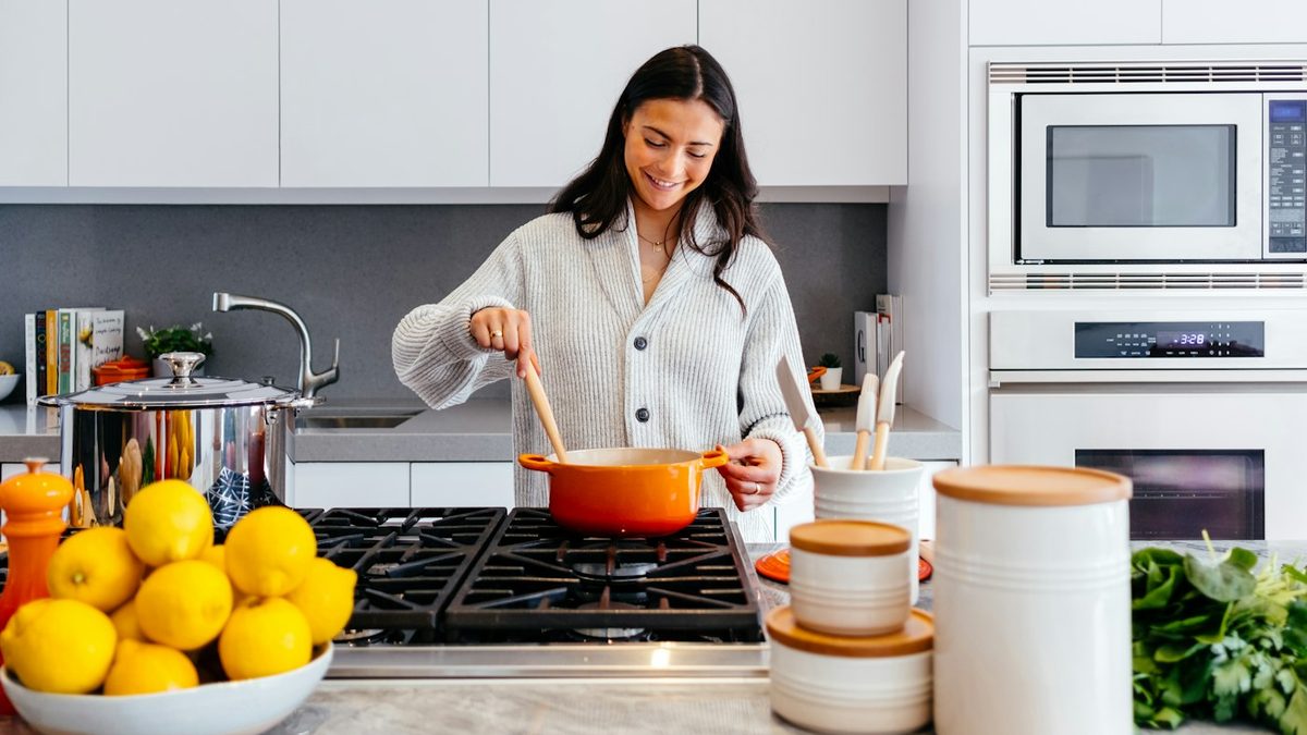 Jasa Pembuatan Kitchen Set Malang: Dapur Bersih, Anti Lembap & Awet