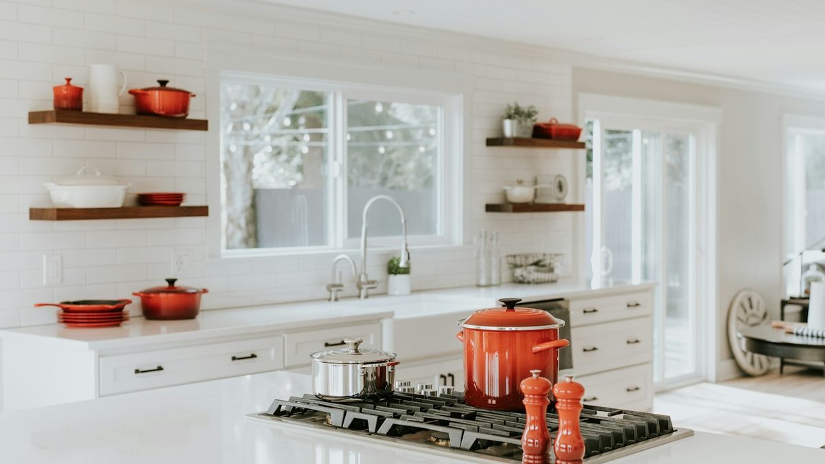 Custom Kitchen Set Surabaya: Desain Modern, Higienis & Elegan